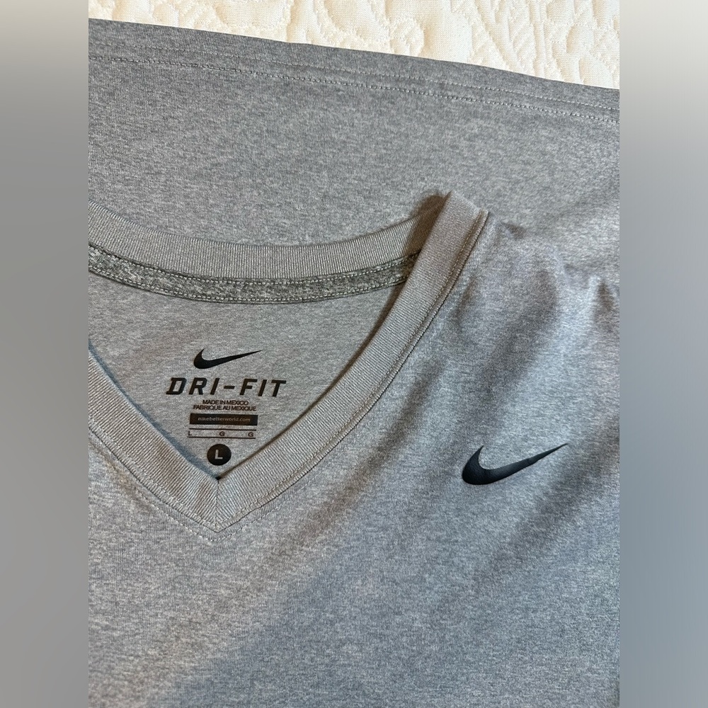 Nike T-Shirt Men Large Short Sleeve V-Neck Athletic Grey